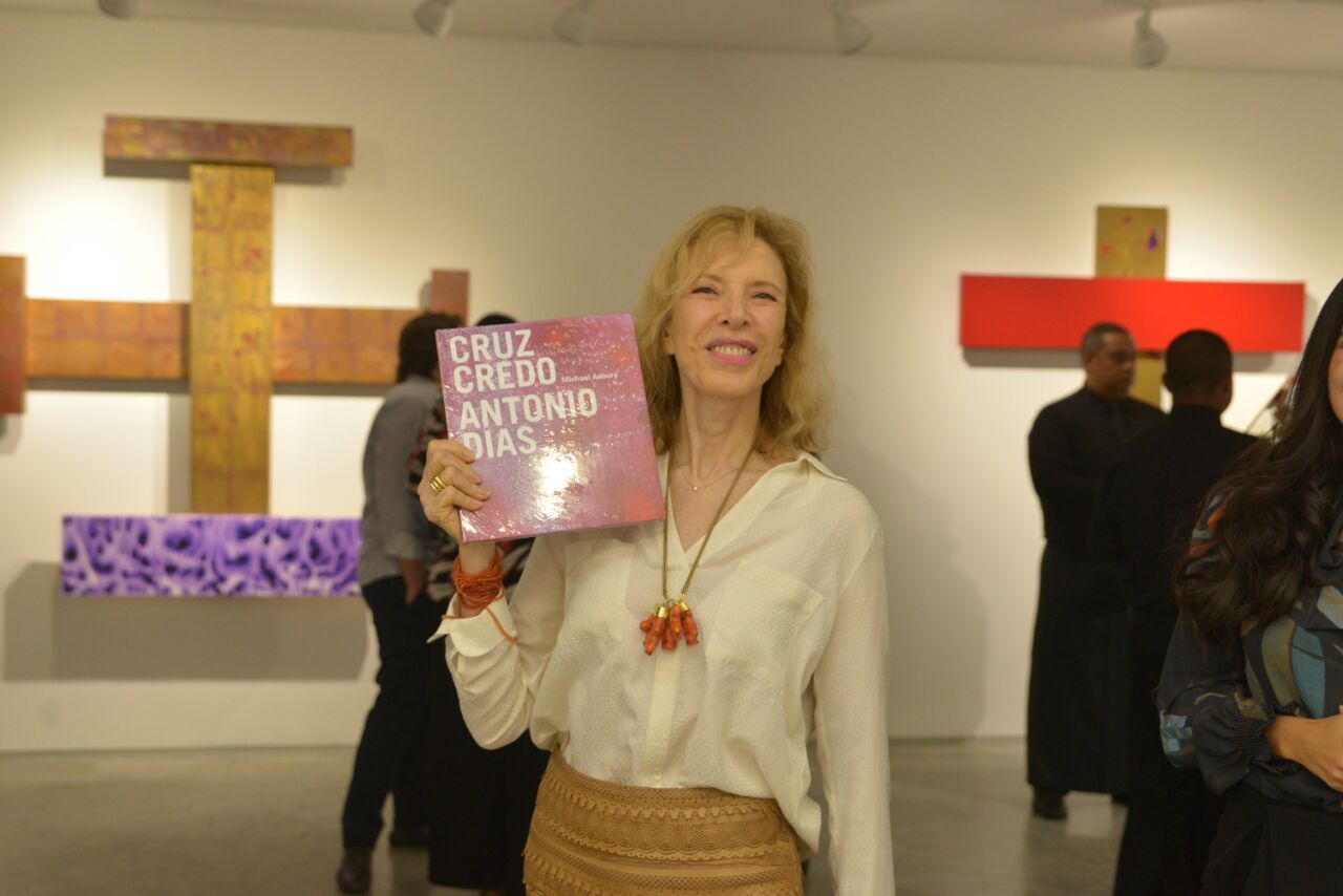 Marília Gabriela prestigia a abertura da exposição Cruz Credo, na Paulo Darzé Galeria