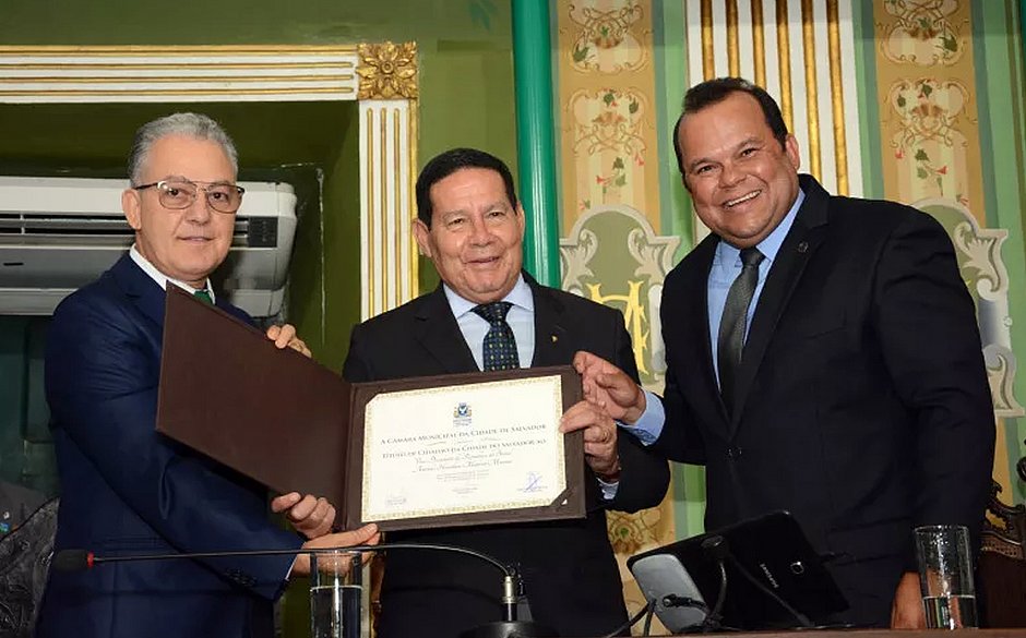Hamilton Mourão comemora cidadania soteropolitana: ‘sentimento de honra’