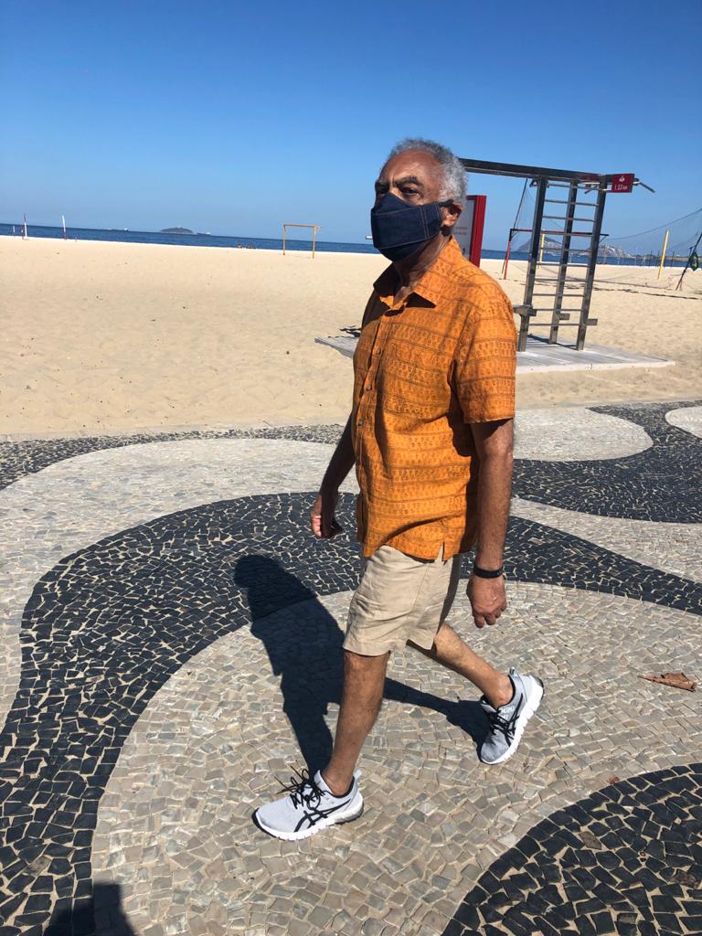 Gilberto Gil curte dia de sol na orla de Copacabana 
