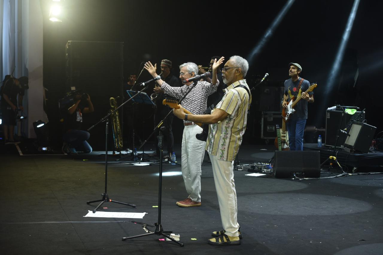 Gilberto Gil e Caetano Veloso prestam homenagem a Gal Costa durante show no Festival de Verão; veja fotos 