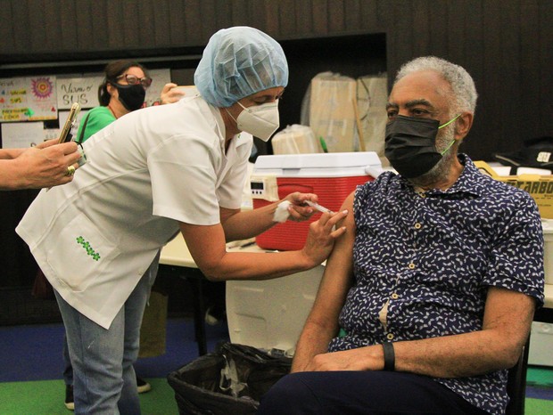 Gilberto Gil recebe segunda dose da vacina contra a covid-19 