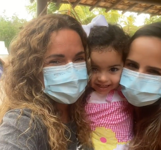 Daniela Mercury celebra reencontro com filha e neta