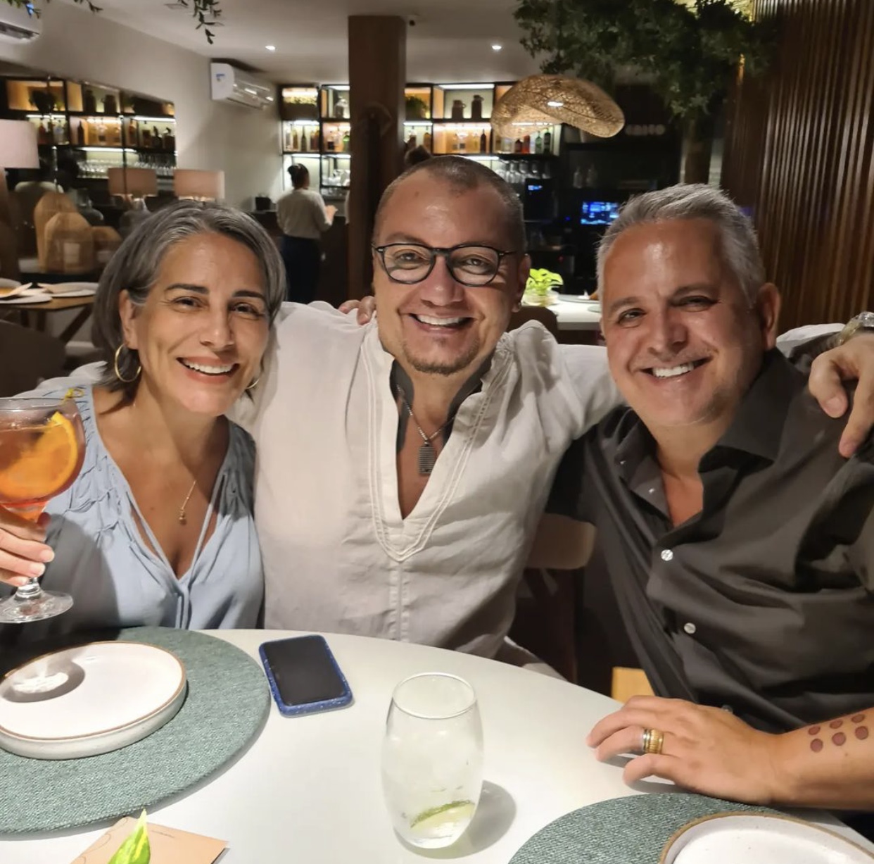Glória Pires e Orlando Morais desembarcam em Salvador e jantam com amigos em hotel no Rio Vermelho 