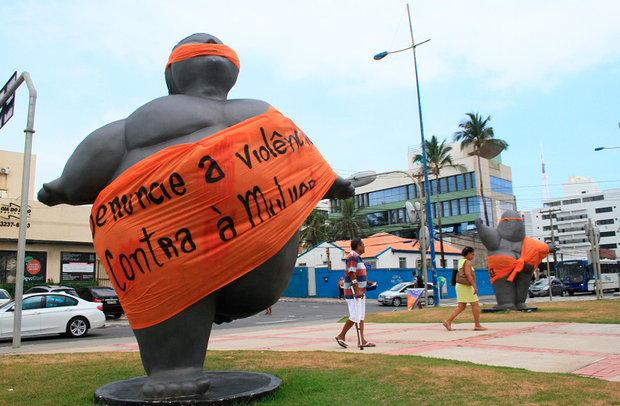 Gordinhas de Ondina se vestem de laranja em combate à violência contra a mulher