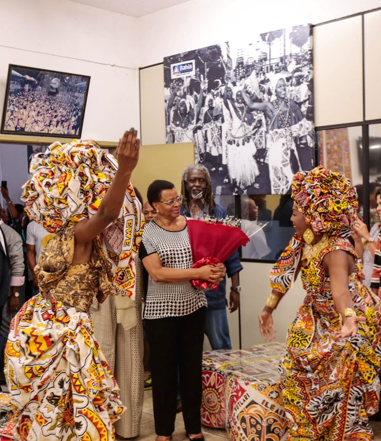 Ilê Aiyê divulga tema do Carnaval 2018 durante visita de Graça Machel