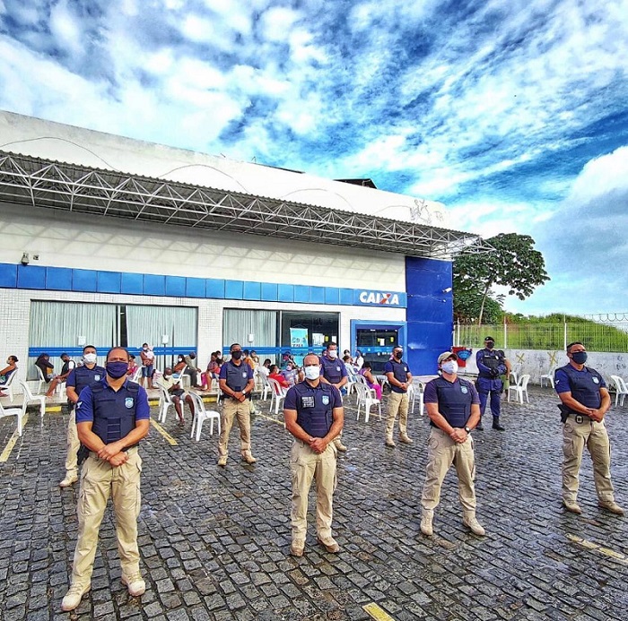 Guarda Civil Municipal de Salvador realiza ação de ordenamento nas agências da Caixa Econômica