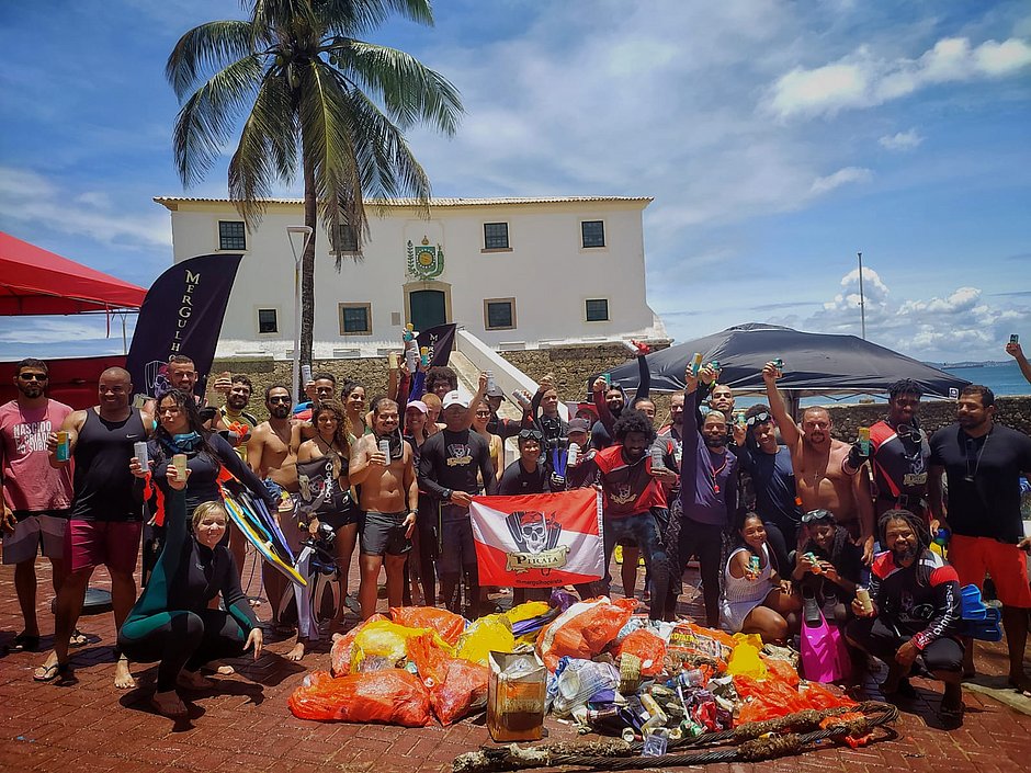 Grupo de mergulhadores retira cerca de 300 kg de lixo do mar, na Barra