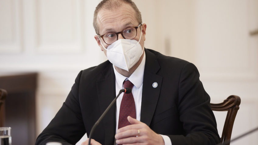 Diretor da OMS acha “plausível” que Ômicron seja o último estágio da pandemia na Europa 