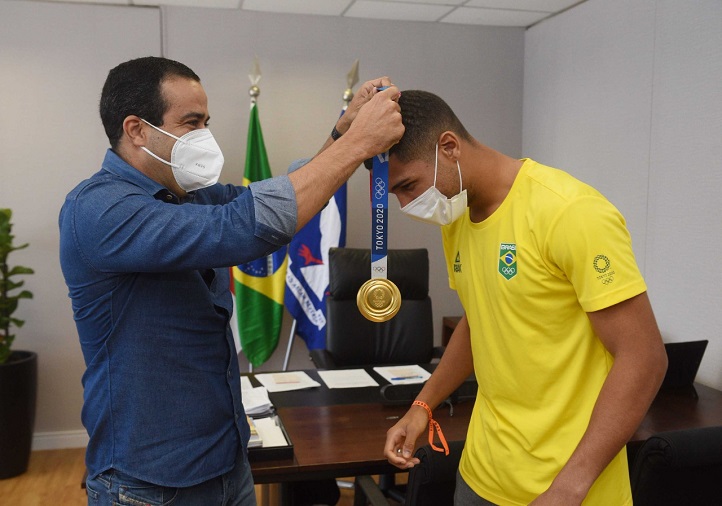 Prefeito Bruno Reis recebe visita de medalhista olímpico baiano Hebert Conceição