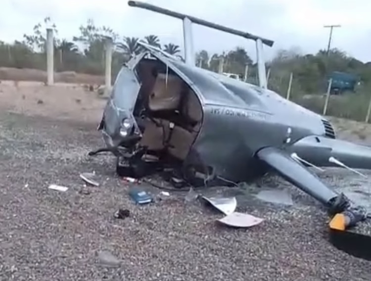 Helicóptero com quatro pessoas cai em Caraíva; todos sobrevivem