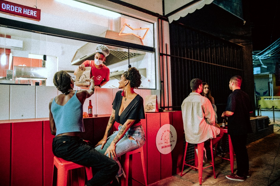 Hamburgueria em Salvador faz ação para incentivar o público jovem a se vacinar
