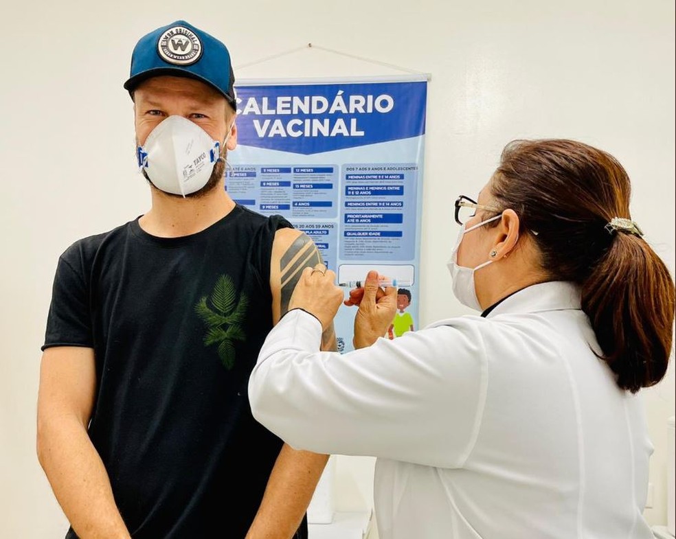 Rodrigo Hilbert é vacinado e motiva piadas nas redes: 'produziu a vacina'
