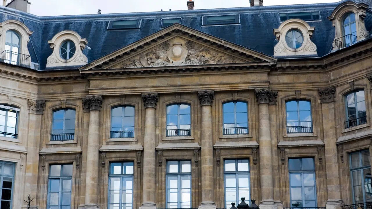 Avaliado em R$ 4 milhões, anel desaparecido no Ritz de Paris é encontrado em aspirador de pó