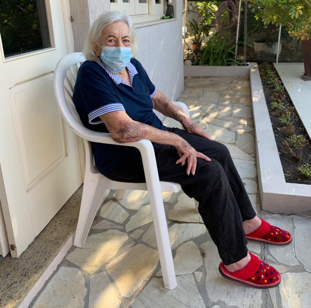 Paciente de 96 anos curada de coronavírus recebe alta e manda mensagem: 'tenham esperança'