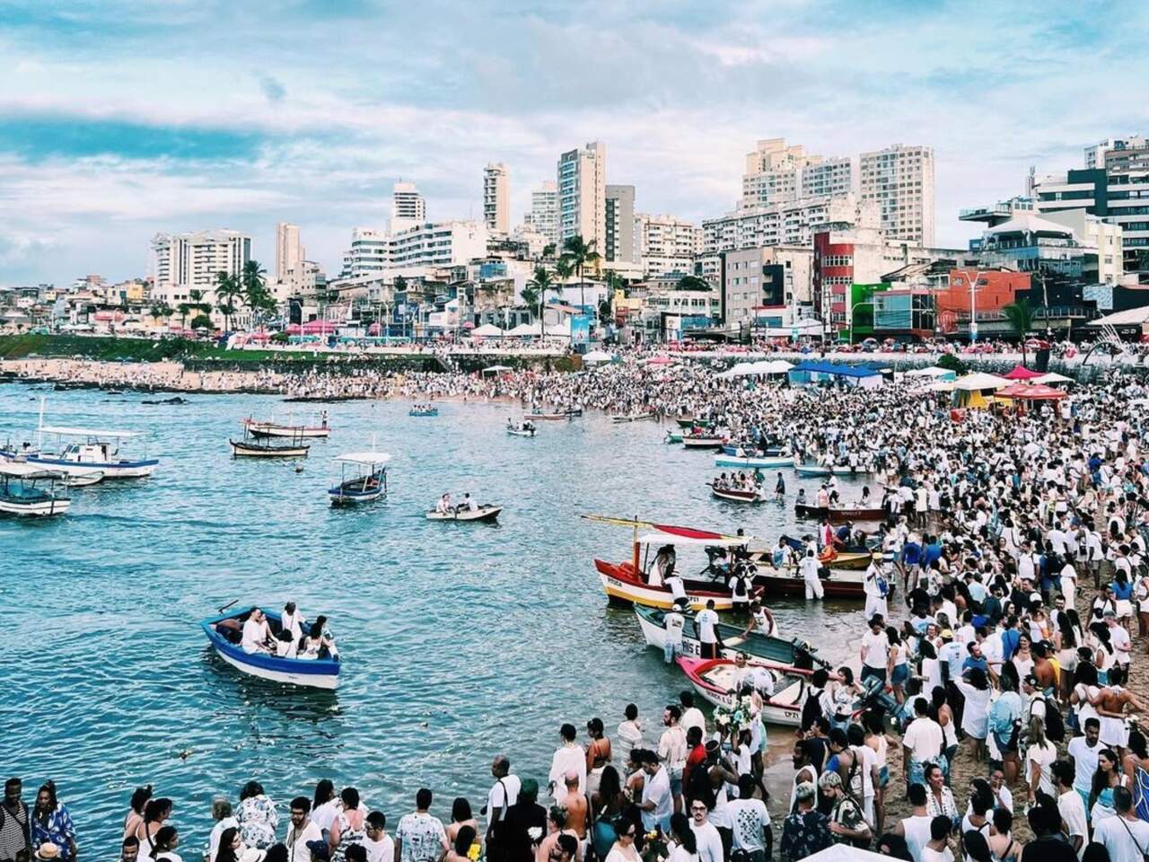 Odoyá, Rainha do Mar! Presente principal para Iemanjá atrai milhares de pessoas ao Rio Vermelho, em Salvador
