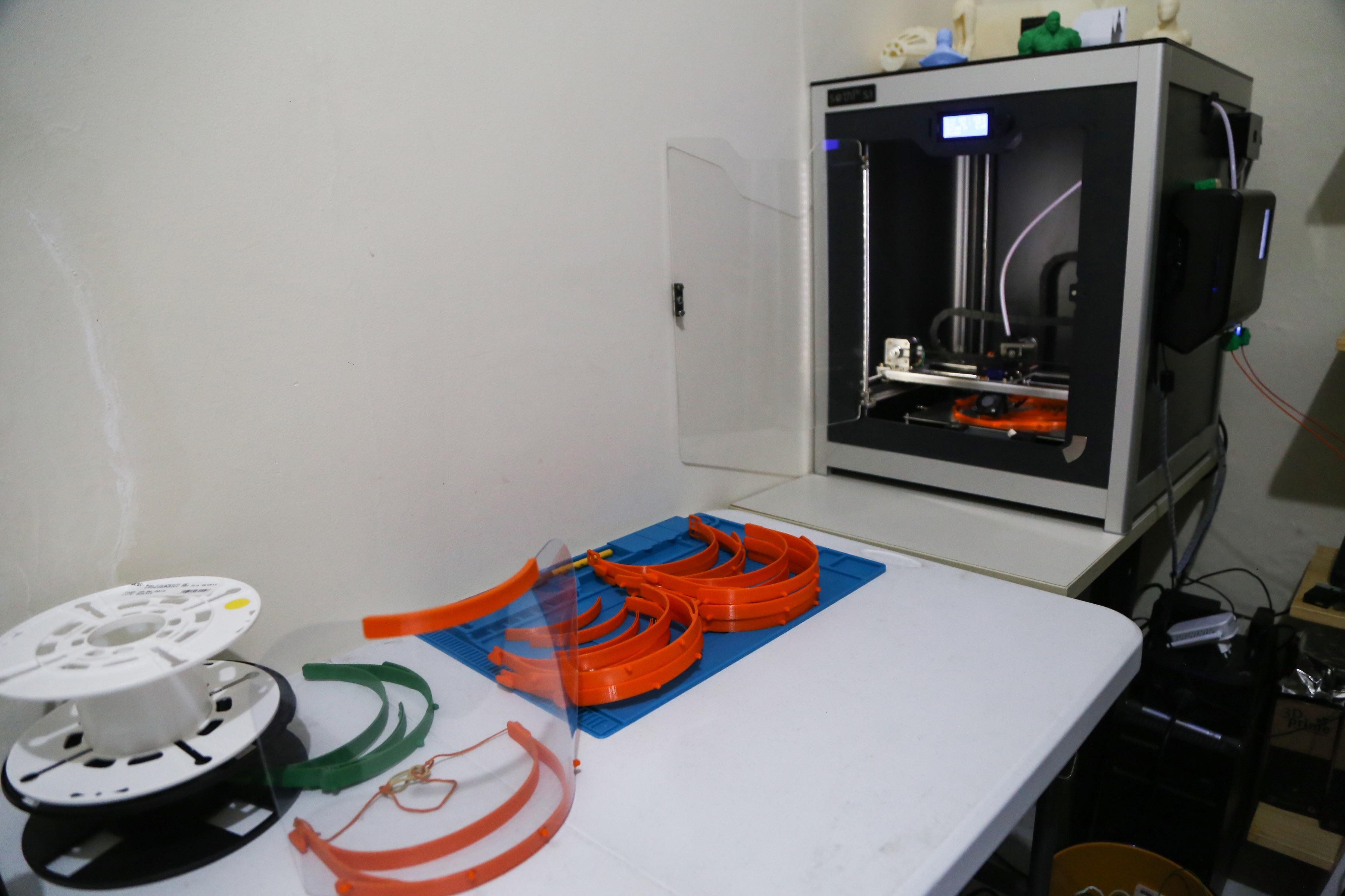 Impressoras 3D municipais produzem mais de 50 protetores faciais para saúde