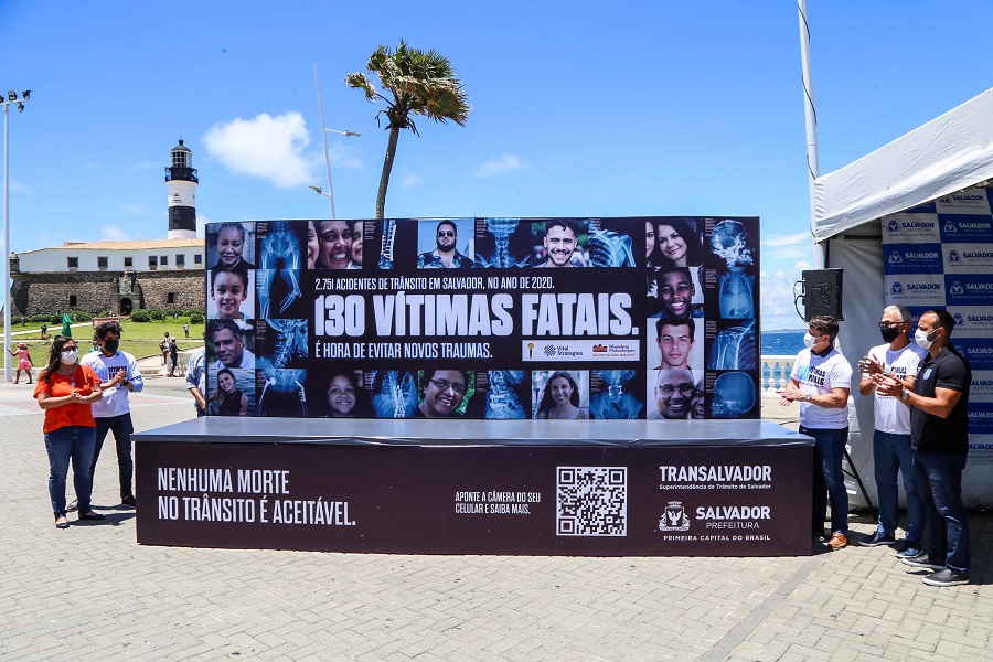 Painel com número de mortes no trânsito é instalado no Farol da Barra