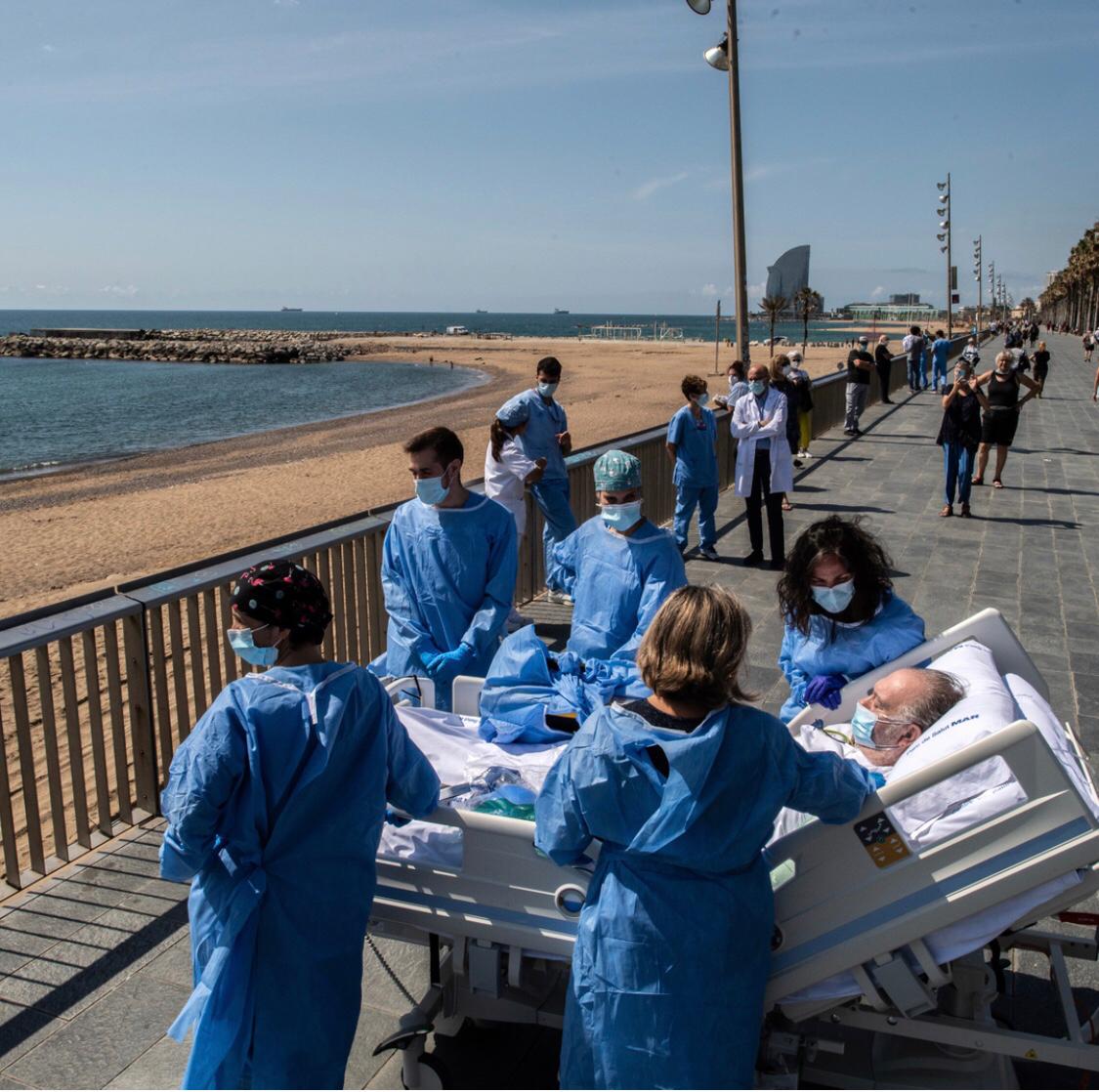 Pacientes internados com a Covid-19 em hospital na Espanha são levados para aproveitarem a brisa do mar 