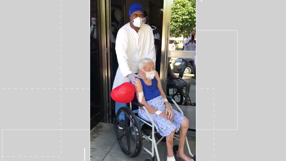 Idosa com 104 anos recebe alta hospitalar após ficar quase um mês internada com Covid-19 na Bahia