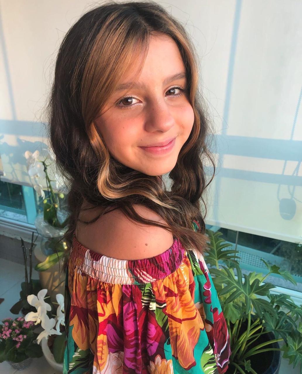 Isabela Cady, filha de Livia Cady, invade o Instagram da mãe e ensina tutorial de maquiagem 