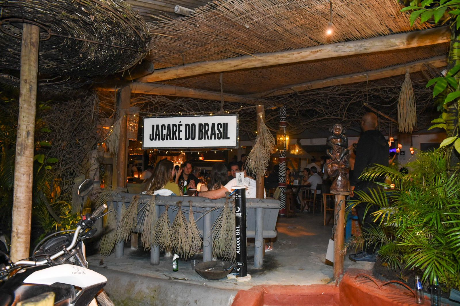 Giro de fotos: conheça o Jacaré do Brasil, um dos restaurantes mais concorridos de Trancoso 