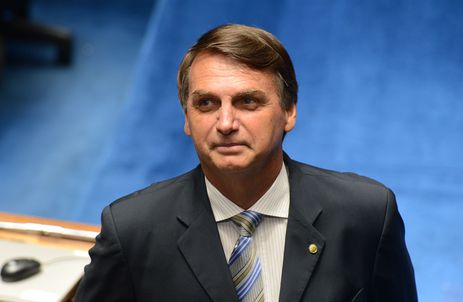 Bolsonaro está estável e já poderá se sentar, segundo boletim