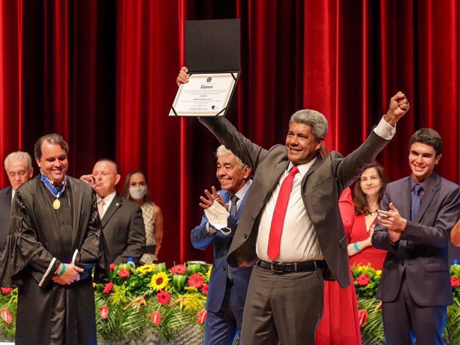 Jerônimo Rodrigues é diplomado em cerimônia no TCA: “Bahia terá governador indígena, negro e professor”. Veja fotos