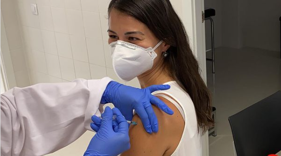 Jessica Senra é vacinada contra a covid-19