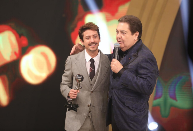 "Melhores do Ano" premia os destaques da televisão e da música brasileira. Confira os ganhadores!