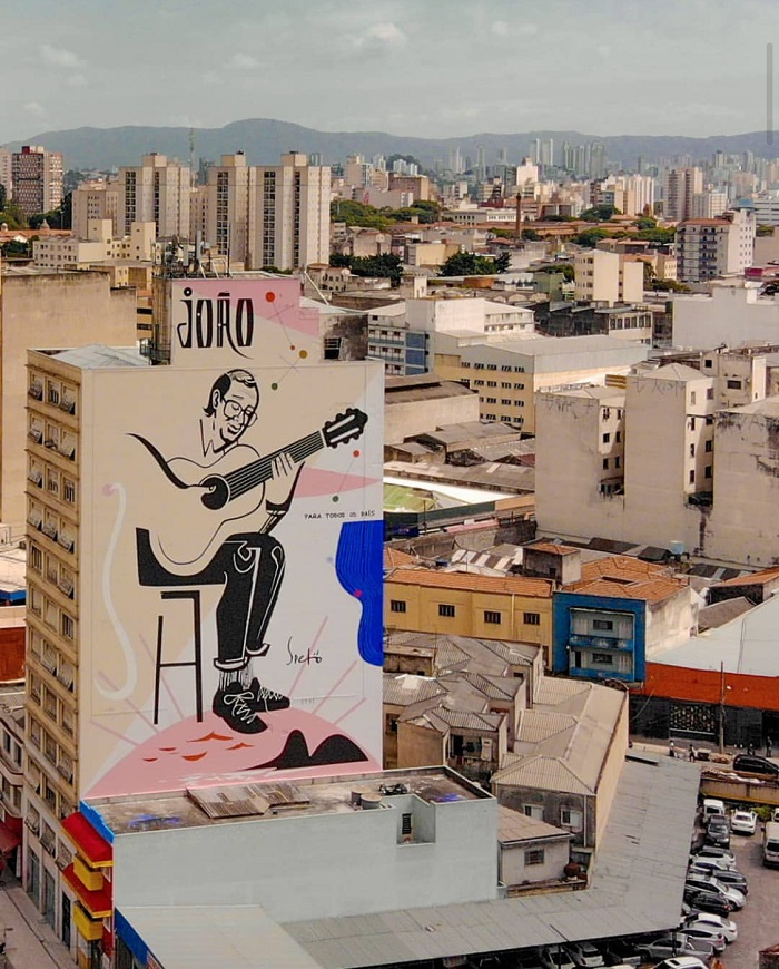 Grafite em homenagem a João Gilberto atrai olhares no centro de São Paulo