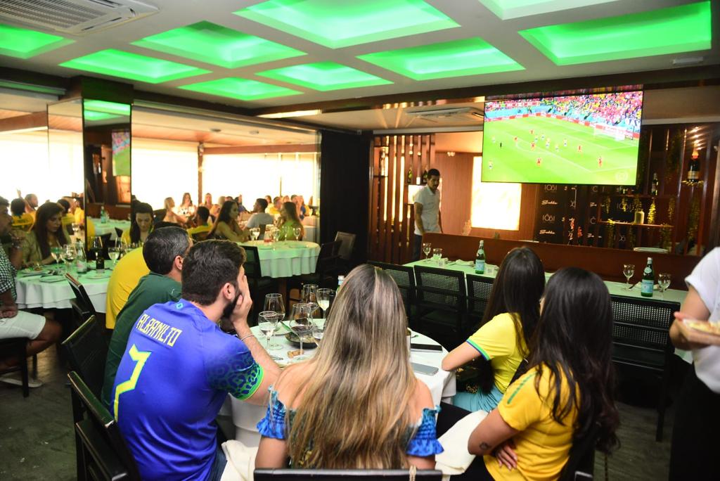 Sette Restaurante reúne turma animada durante segundo jogo do Brasil na Copa 2022. Veja quem passou por lá: 