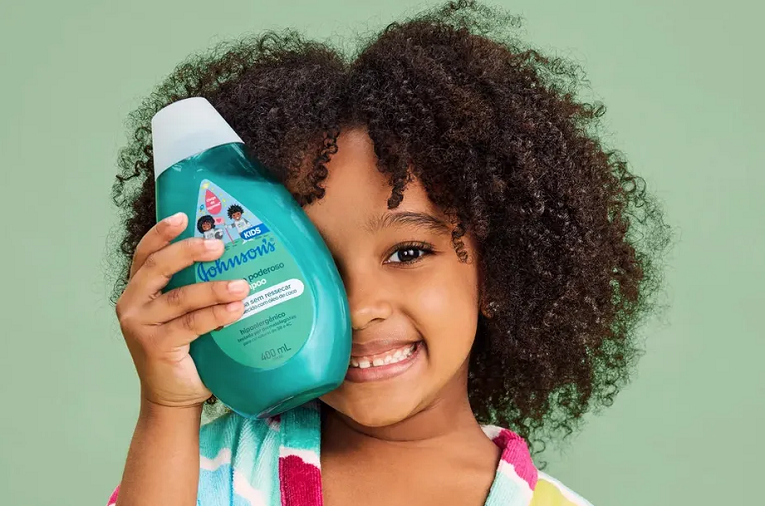 Johnson & Johnson lança seu primeiro shampoo infantil para cabelos crespos