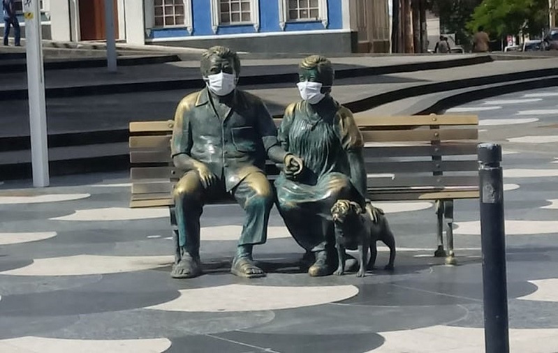 Esculturas de Zélia Gattai e Jorge Amado são 'protegidas' com máscaras cirúrgicas