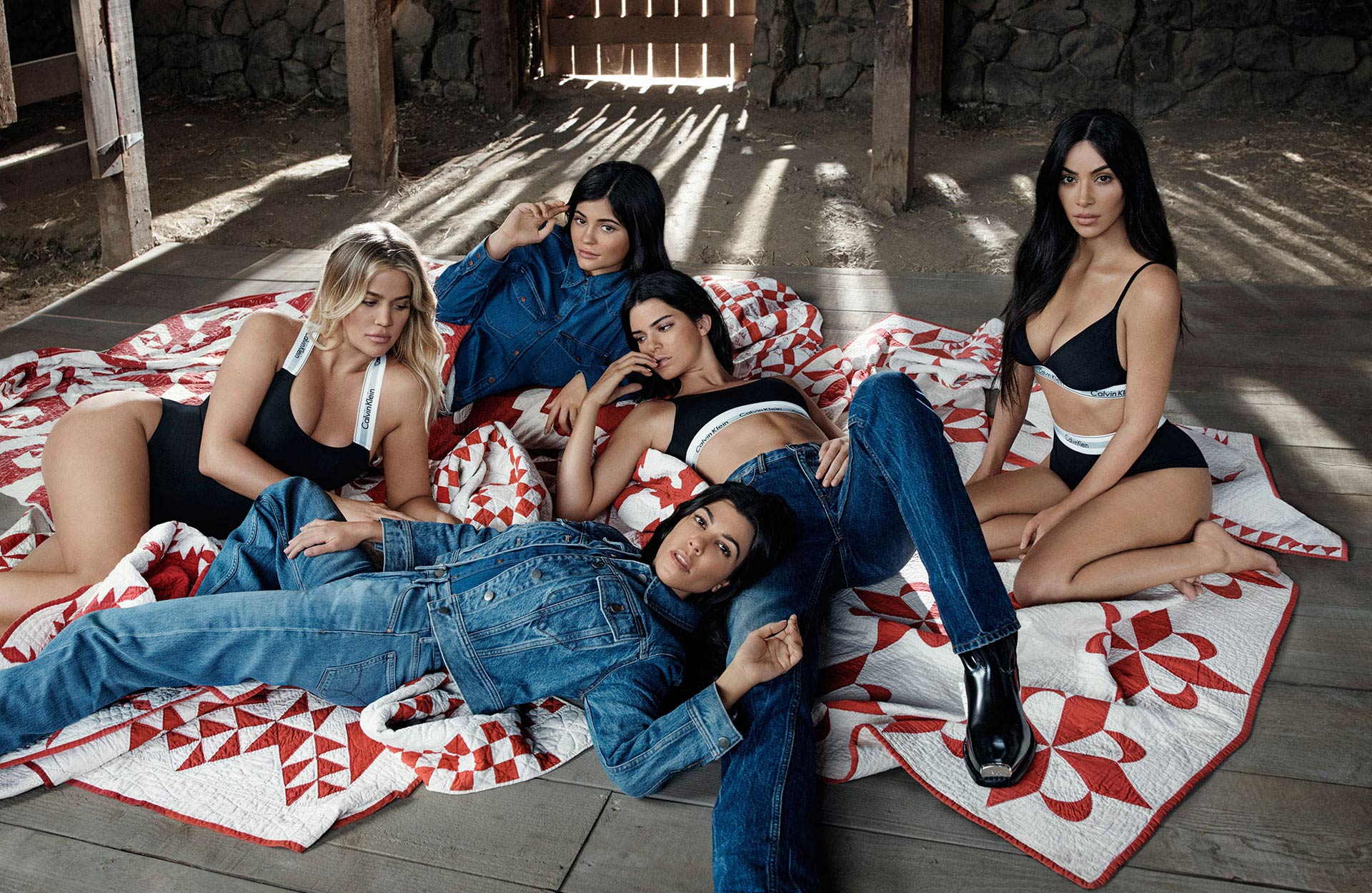 Coleção underwear estrelada pelas irmãs Kardashian/Jenner chegam à Calvin Klein