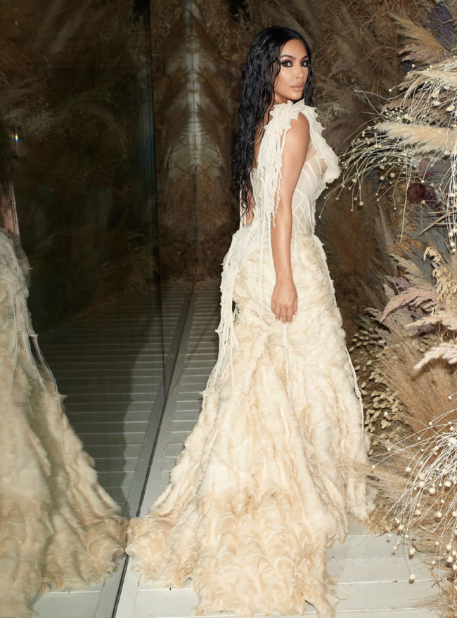 Kim Kardashian usa vestido icônico vintage para festa pós-Oscar da Vanity Fair