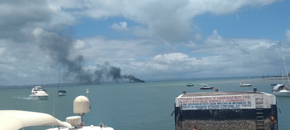 Lancha com 4 pessoas pega fogo na Ilha de Itaparica