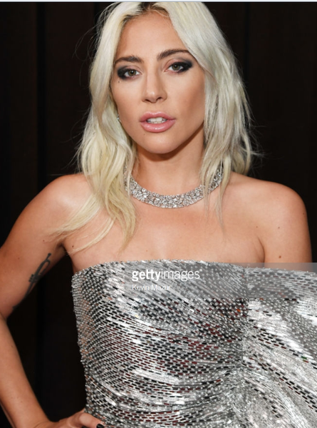 Lady Gaga brilha com peça Tiffany&Co no Grammy Awards