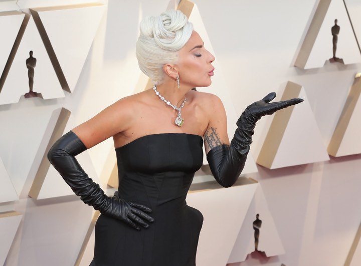 Lady Gaga usa diamante visto pela última vez em 1961 em Audrey Hepburn