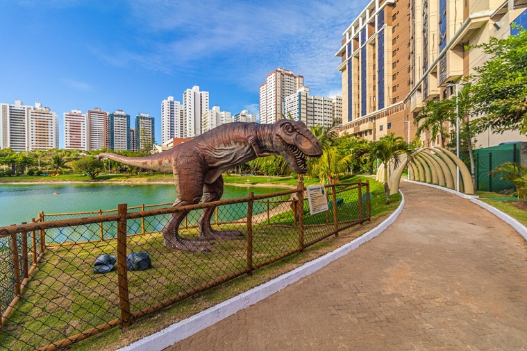 Lagoa dos Dinossauros traz clima pré-histórico a capital baiana