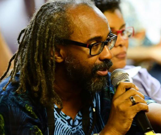 Lande Onawale lança livro de poesias em Salvador