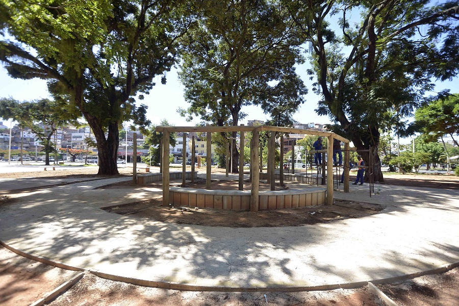 Nova Praça na Avenida Garibaldi está 70% concluída