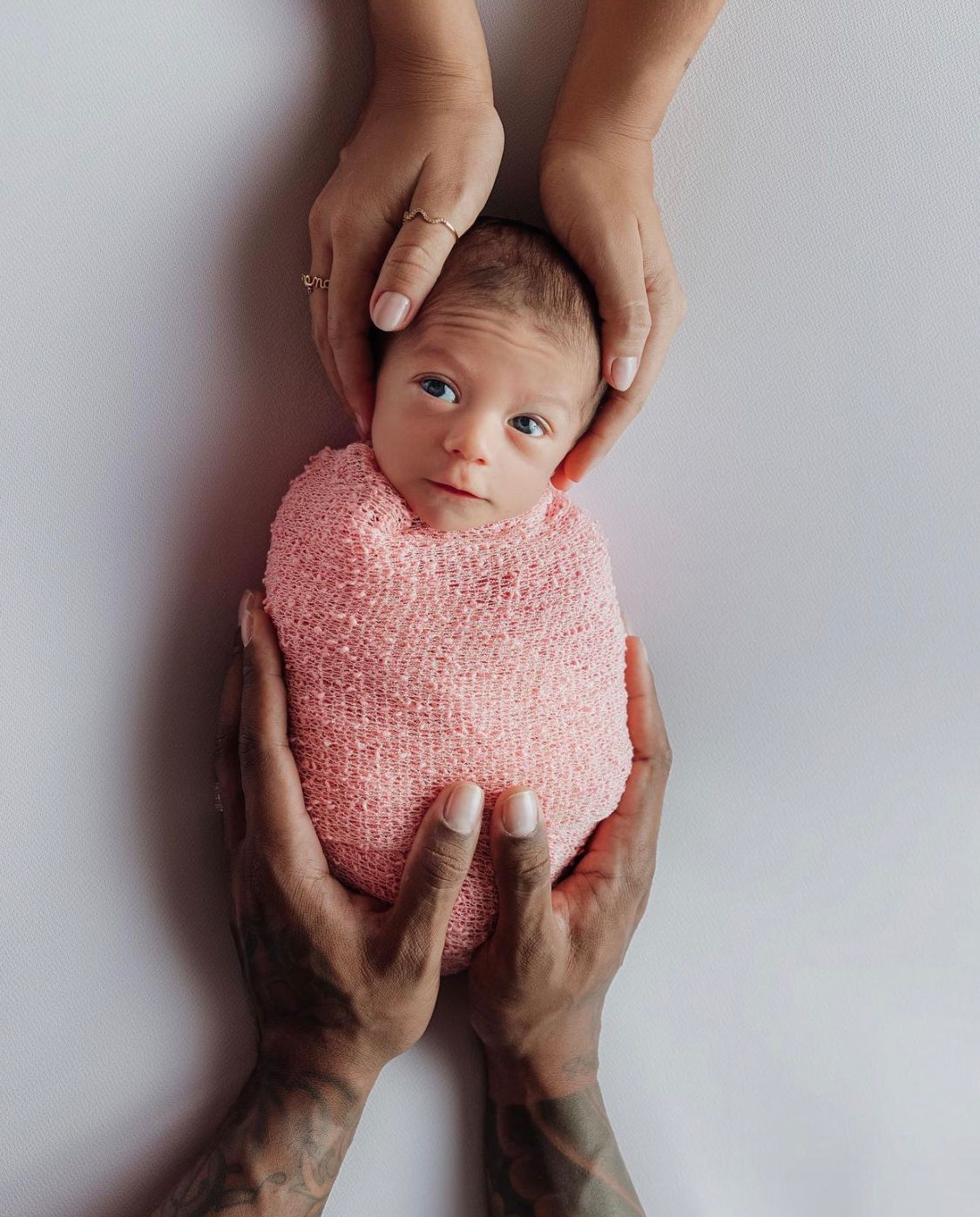 Lore Improta compartilha foto da filha em ensaio newborn 