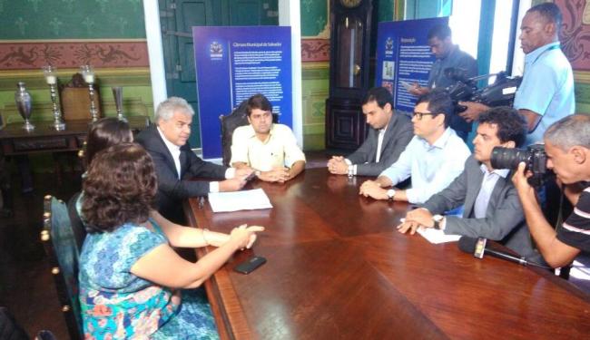 Sérgio Guanabara entrega nova Louos a presidente da Câmara