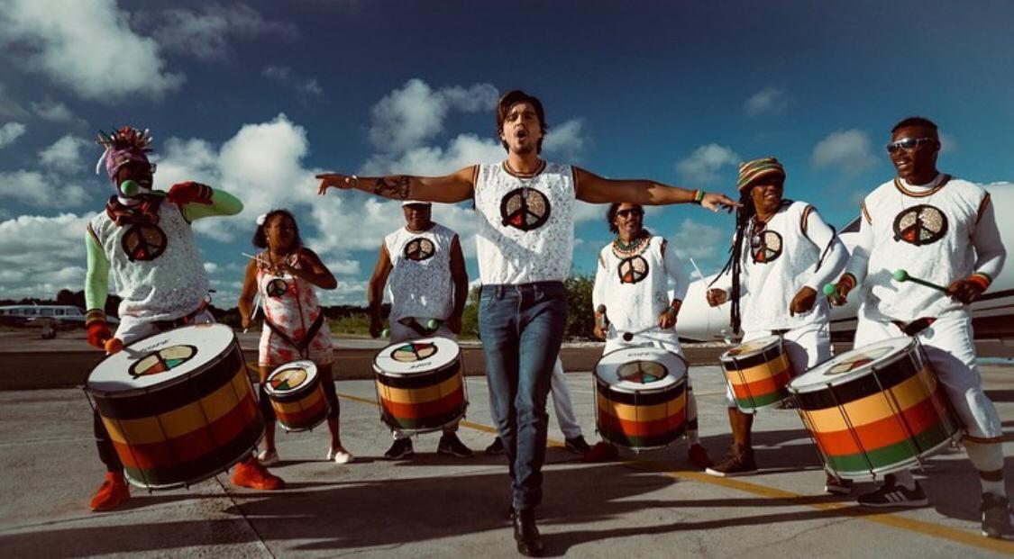  Luan Santana carnavaliza a sofrência com o baticum do Olodum e a voz de Léo Santana