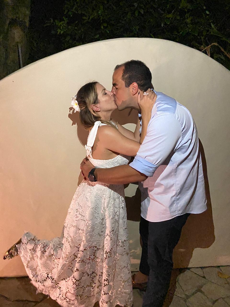  Luciana Paraiso e Bruno Mendes oficializam casamento durante cerimônia em Boipeba 