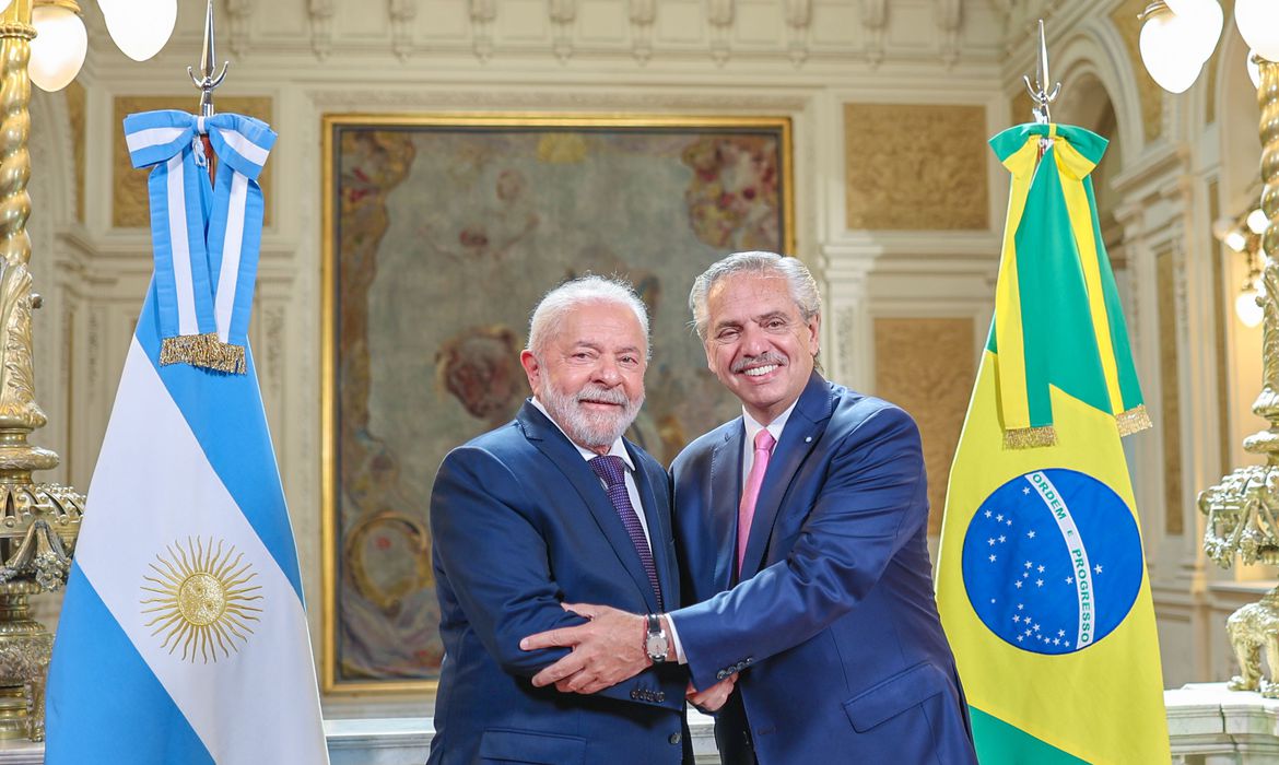 Brasil e Argentina estudam criar moeda comum para trocas comerciais