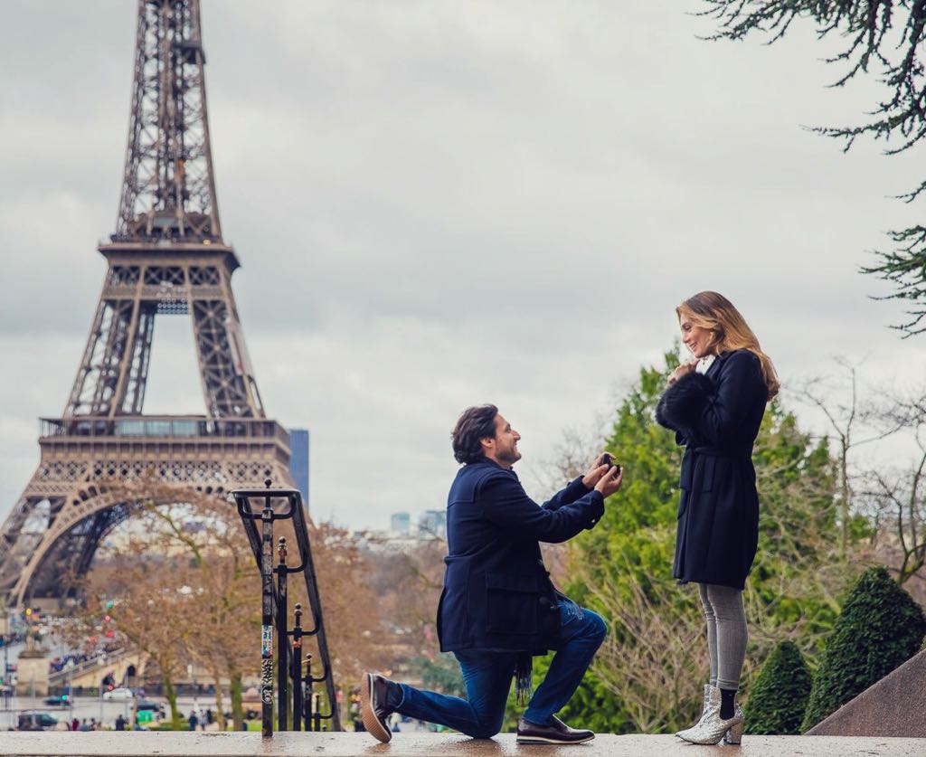 Luis Gaban e Bella Agnoletto ficam noivos em Paris