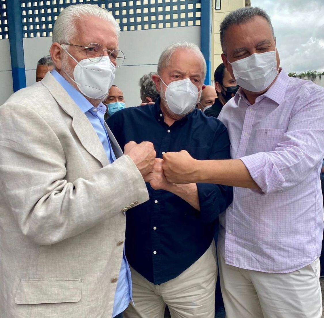 Lula desembarca em Salvador e é recebido por Jaques Wagner e Rui Costa 