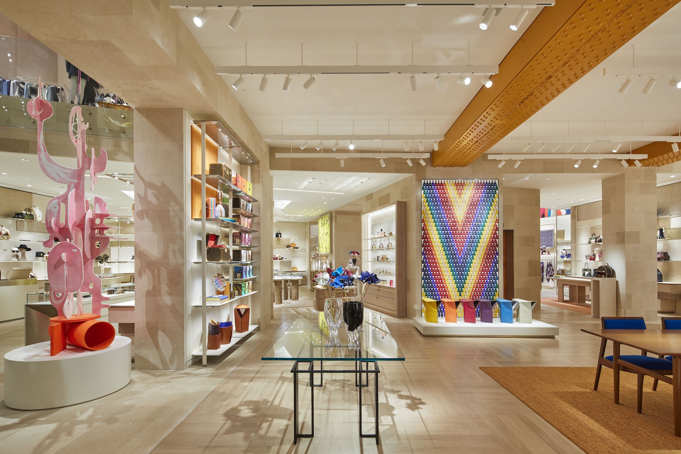 Icônico endereço da Louis Vuitton, em Londres, reúne arte e moda