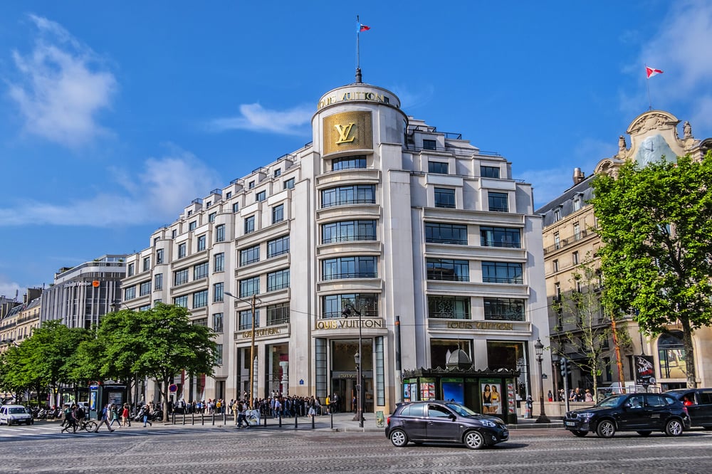 Grupo LVMH compra edifício da superloja Louis Vuitton na Champs